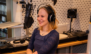 Frau vor Mirkophon, Radiostudio
